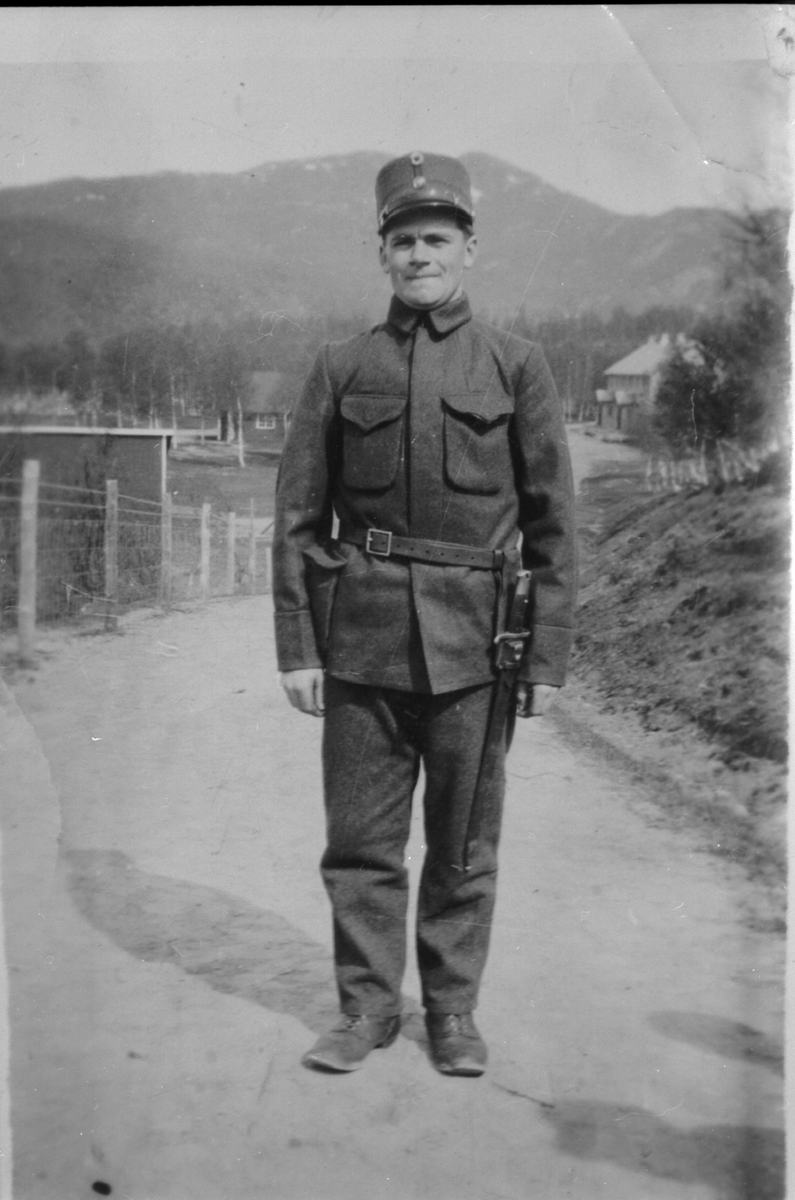 Amatørportrett av soldat Johan Kristoffersen, stående på en vei.