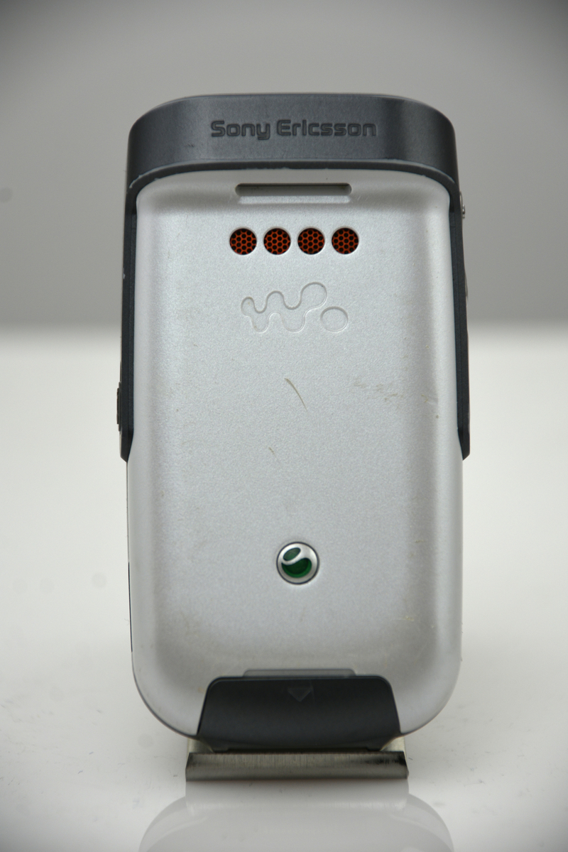 Mobiltelefon Sony Ericsson W710i, prototyp. Med clip-hållare.
IMEI-nr 00460102-020327-0, märkt 06W20