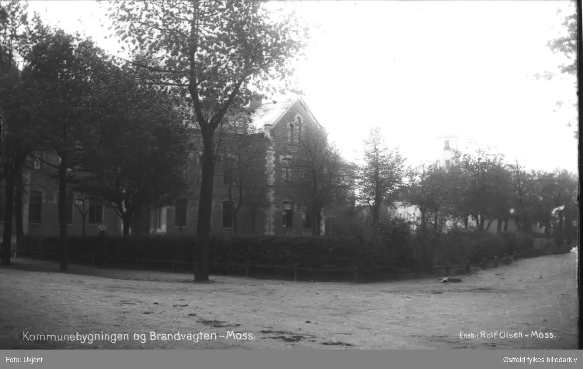 Parti fra Moss i Vooigts gate. Pikeskolen bygget i 1899. Brannvakten skimtes til høyre. Begge ligger i Vogtsgate -  ca. 1915.