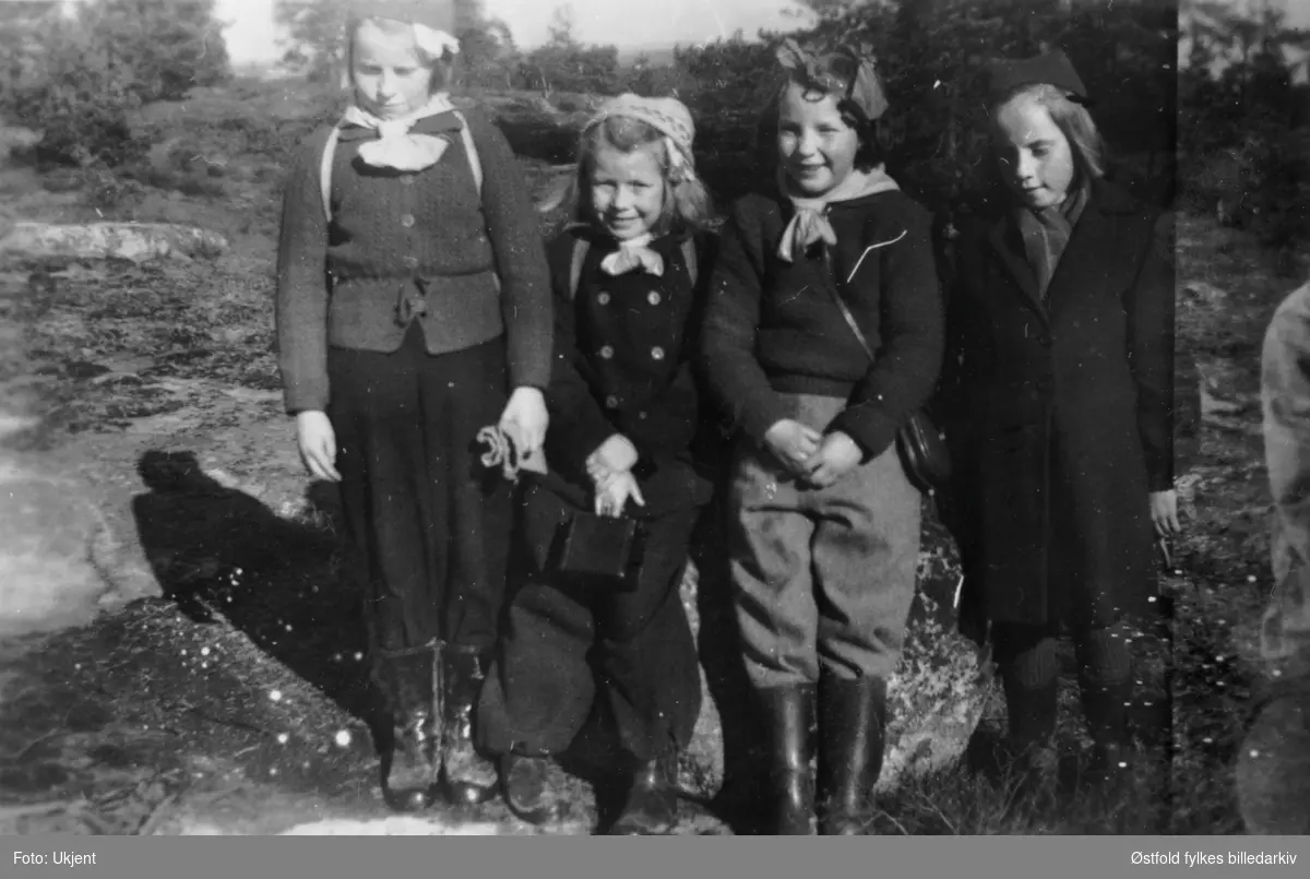 Speiderpatrulje på Rolvsøy ca. 1948. Blåveispatruljen på tur til Hattehytta. Fra venstre: Karin Hansen, Inger Marie Saxegaard, Lillian Ødegård, Reidun Nilsen. Hattehytta er brent, og finnes ikke idag (1996).