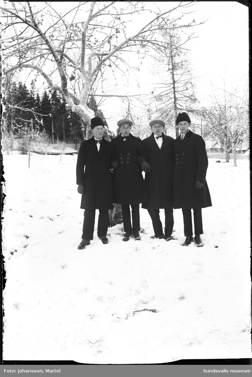 Fyra unga män i vinterkläder ute i en trädgård. Bild två och tre är singelporträtt på två av männen.