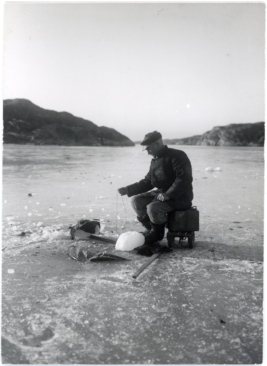 Noterat på kortet: "Bovallstrand."
"Vinterfiske."
"Foto (C16) Dan Samuelsson 1924. Köpt av dens. dec. 1958."