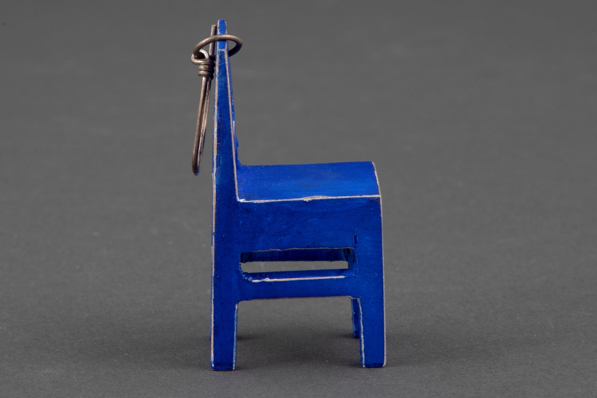 Øreheng utformet som en stol. Objektet er malt blått.