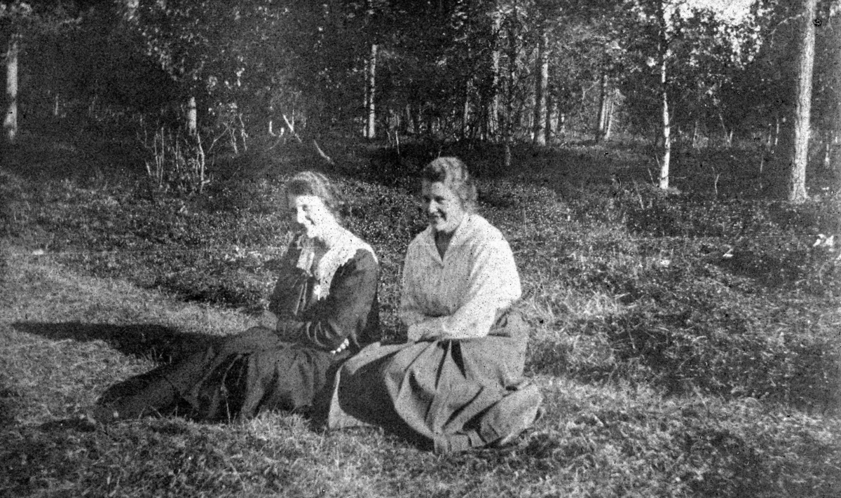 To kvinner i skogen. Sannsynligvis i Målselv.