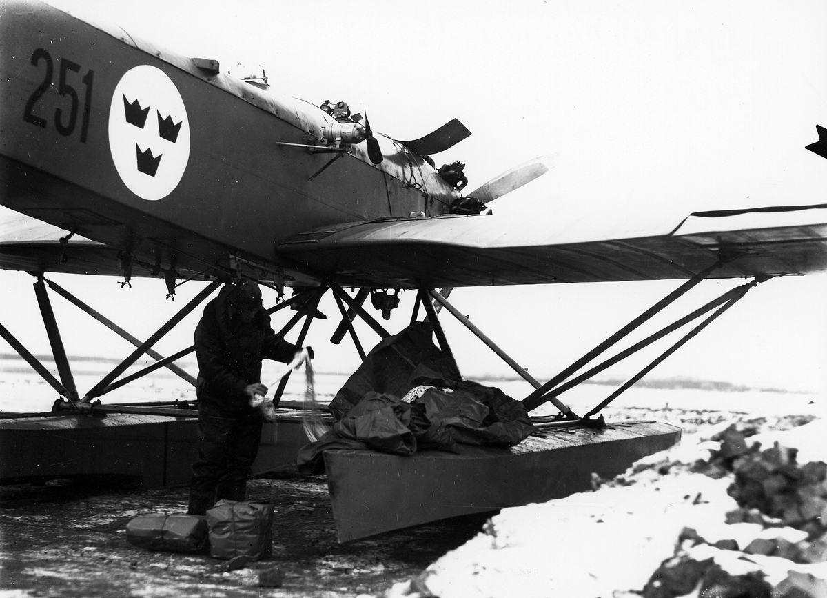 Från vänster: Mekaniker Svenningsson, Löjtnant Sandström och Löjtnant Hård. Isvintern 1929. Flygplanstyp Hansa.