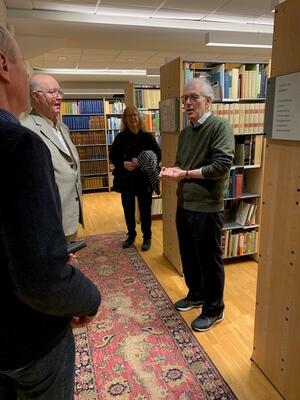 Jernkontorets bibliotekar Yngve Axelsson orienterer om den historiske boksamlingen ved Jernkontoret.