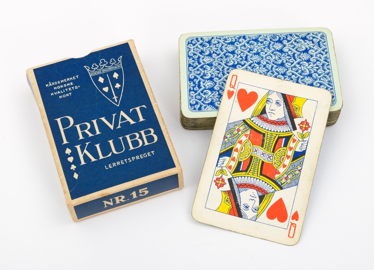 En pakke med spillkort av merket Privat klubb. Blå og hvit eske.