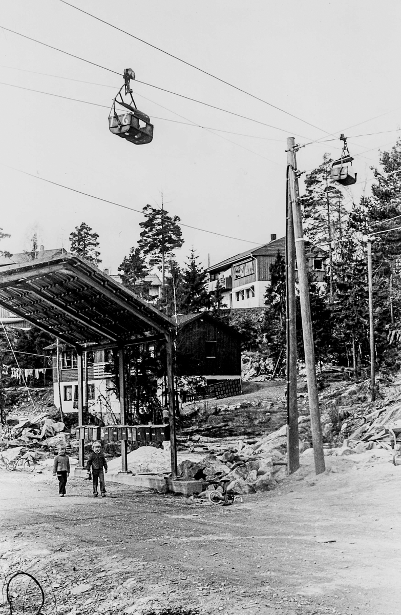 Taubanen fra papirfabrikken  på Vadfoss går over veien og hustak ved Måneliheia på vei til Strand, Hellefjorden. 1980-90