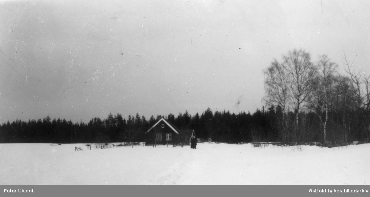 Gjerthytta på Ramberg, Jeløy i Moss. Ca. 1915-20.
Ble registrert i 1865 som plass uten jord, husmannsplass. Senere brukt som fritidsbolig, nå bygget ut som helårsbolig. Det skal ha bodd en tømrer Gjert her ved folketellingen i 1865. (Moss byleksikon)