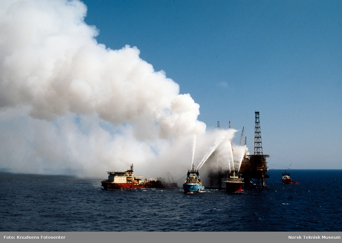 Brannbåter spøyter vann over brann på en oljerigg på Petrobras Enchovas oljefelt utenfor Brasil.