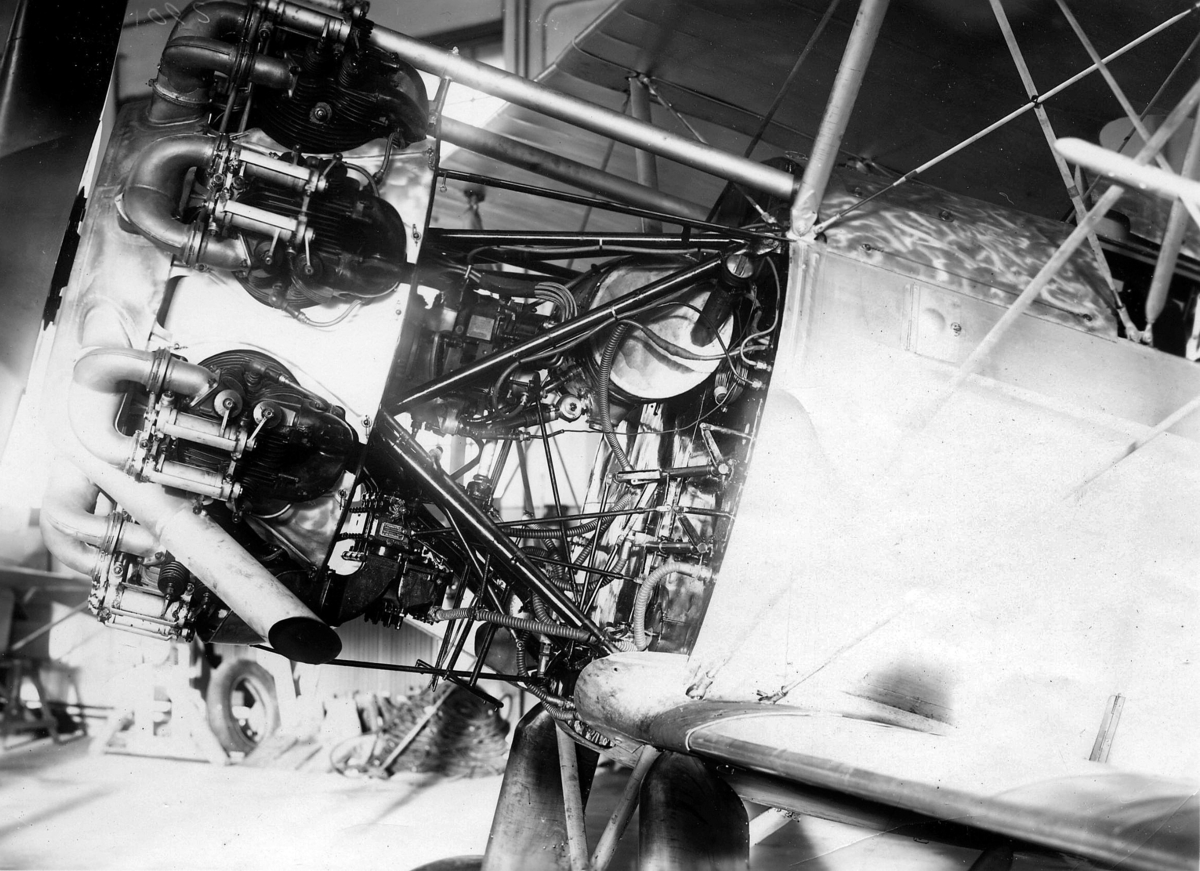 Närbild av motorinstallation på flygplan J 6, Jaktfalken. Tidigt 1930-tal.