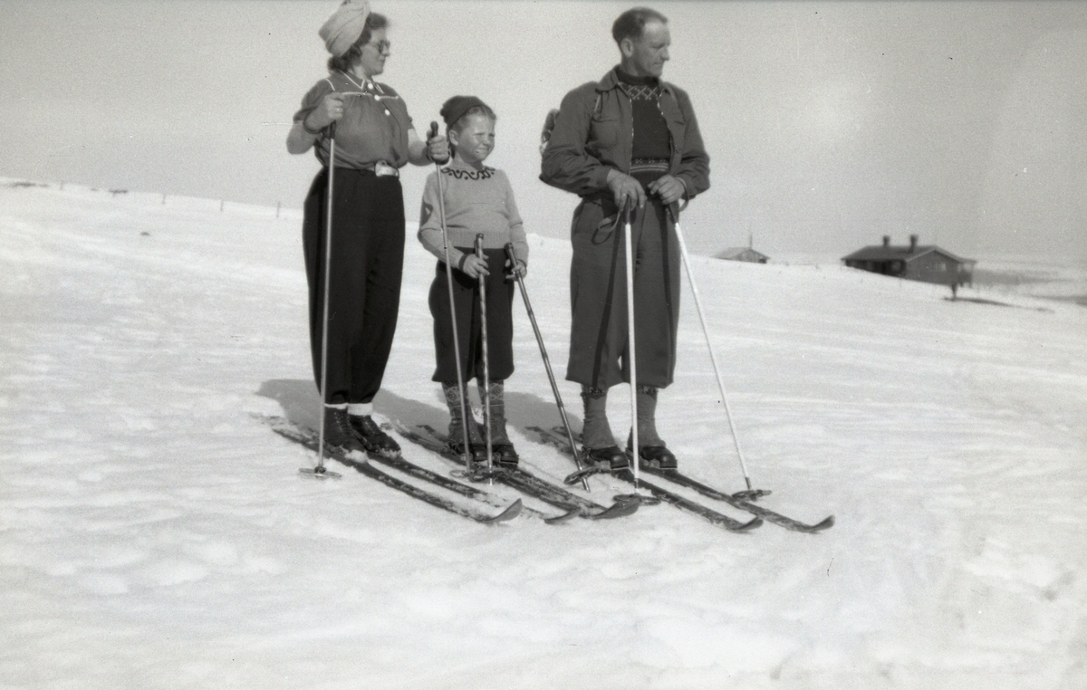 Familie på skitur. Randi Langehaug Botten, Gerd botten og Håvard Botten,