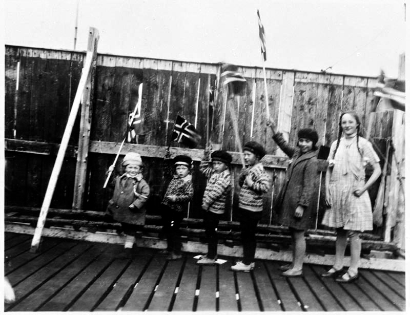 Barn med flagg 17. mai på fiskebrygga.
