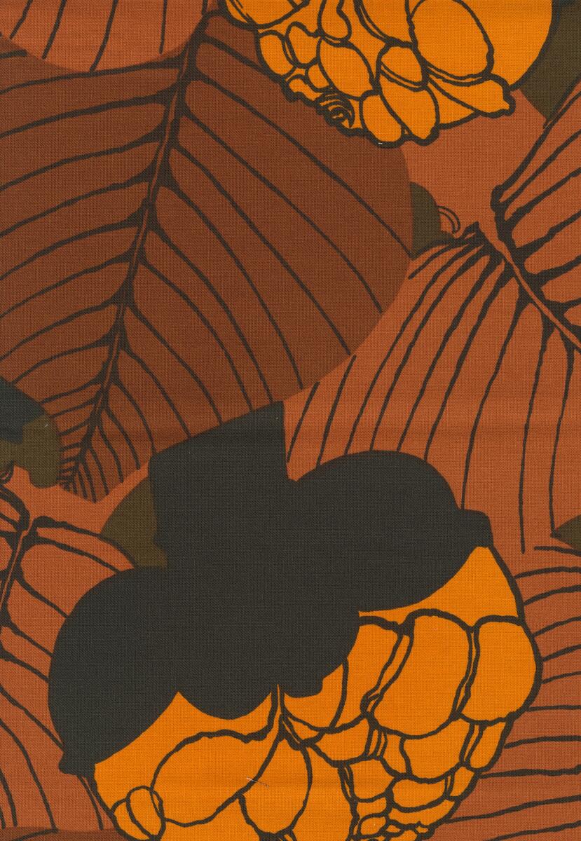 Huvudfästad, mörkbrun botten med blommor i orange och svart, blad i två nyanser brunt. Mörkgrön botten, med röd och mörkgrön blomma, blad i två gröna nyanser.  Vaxduk i fyra olika färgställningar, 27x71 cm, huvudfästade, färgnumrerade.