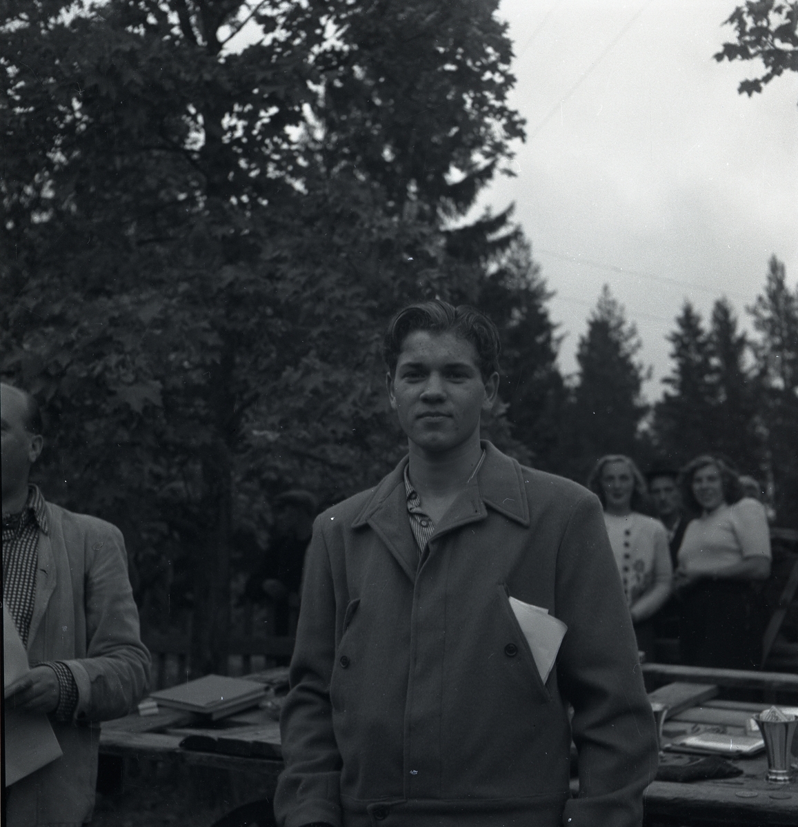 En kille står intill prisbordet vid distriktsmästerskapen i orientering, Alfta 1947.
