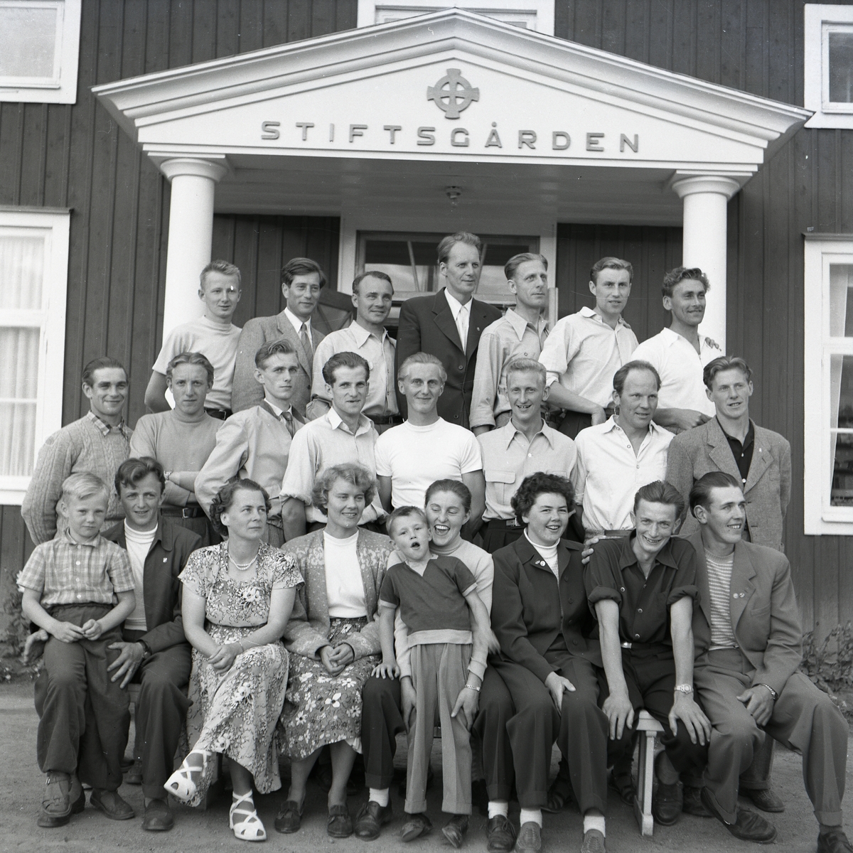 Deltagare poserar framför trappan till stiftsgården i Undersvik under ett träningsläger i orientering den 26 juli 1952.