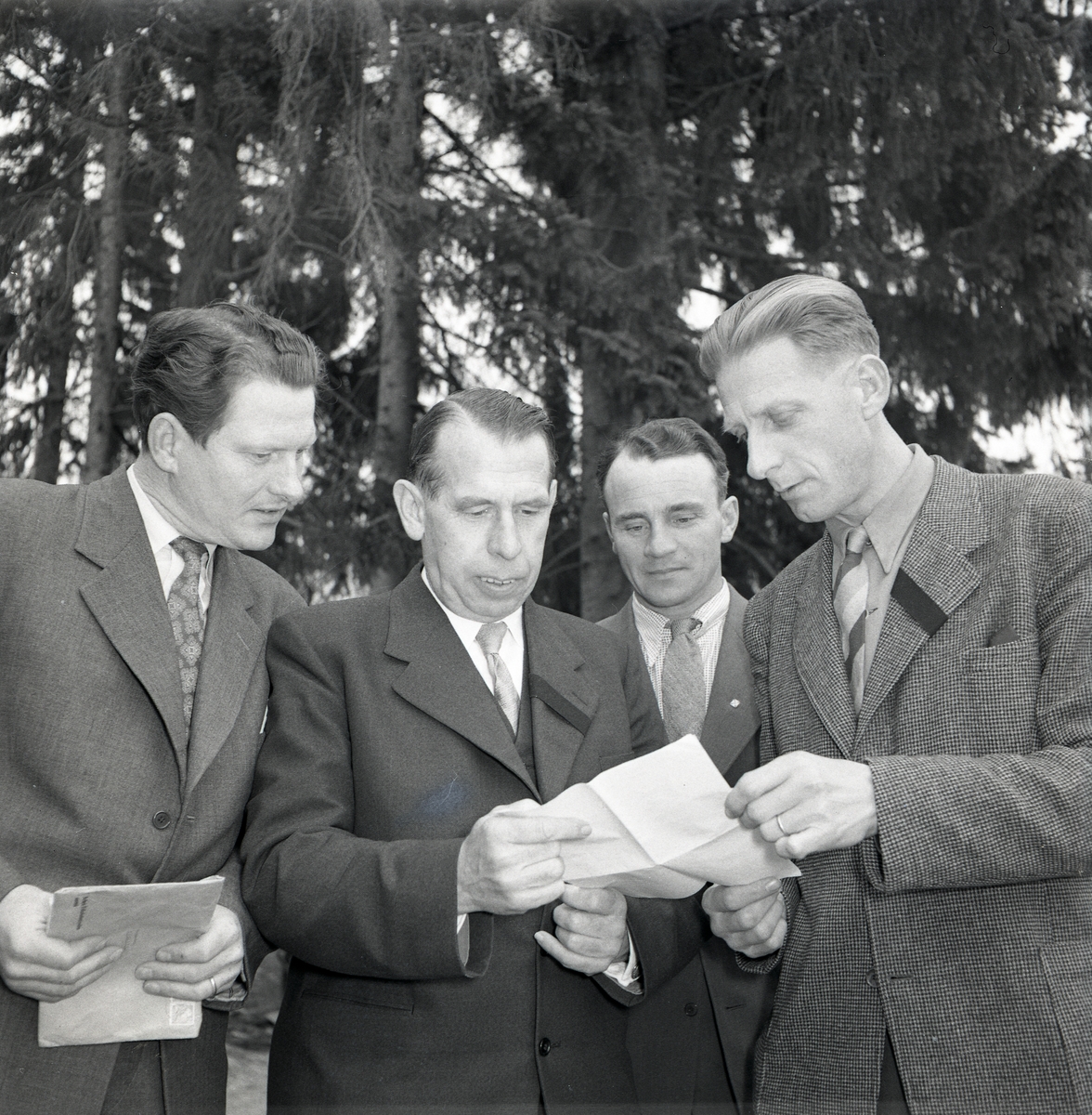 Fyra män studerar ett papper under en kurs vid Stagården 28-29 april 1951.