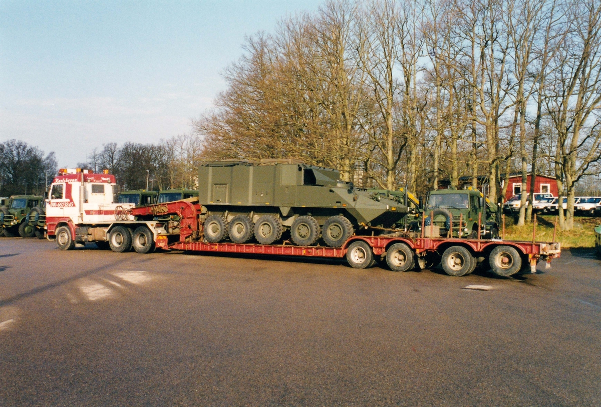 FMUhC lastförsök med militära fordon på civila transportfordon sent 1990-tal. Pansarterrängbil 97 "Piranha".