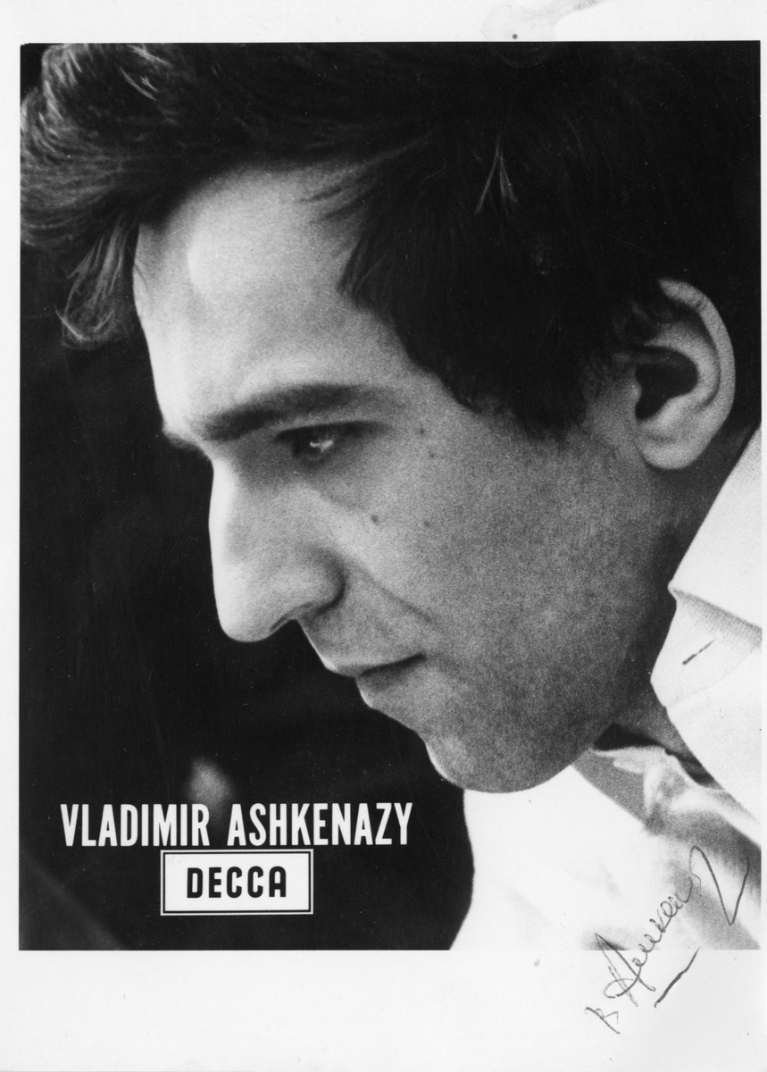 Portrett fotografi av Vladimir Ashkenazy.

fotografiet er signert av pianisten.