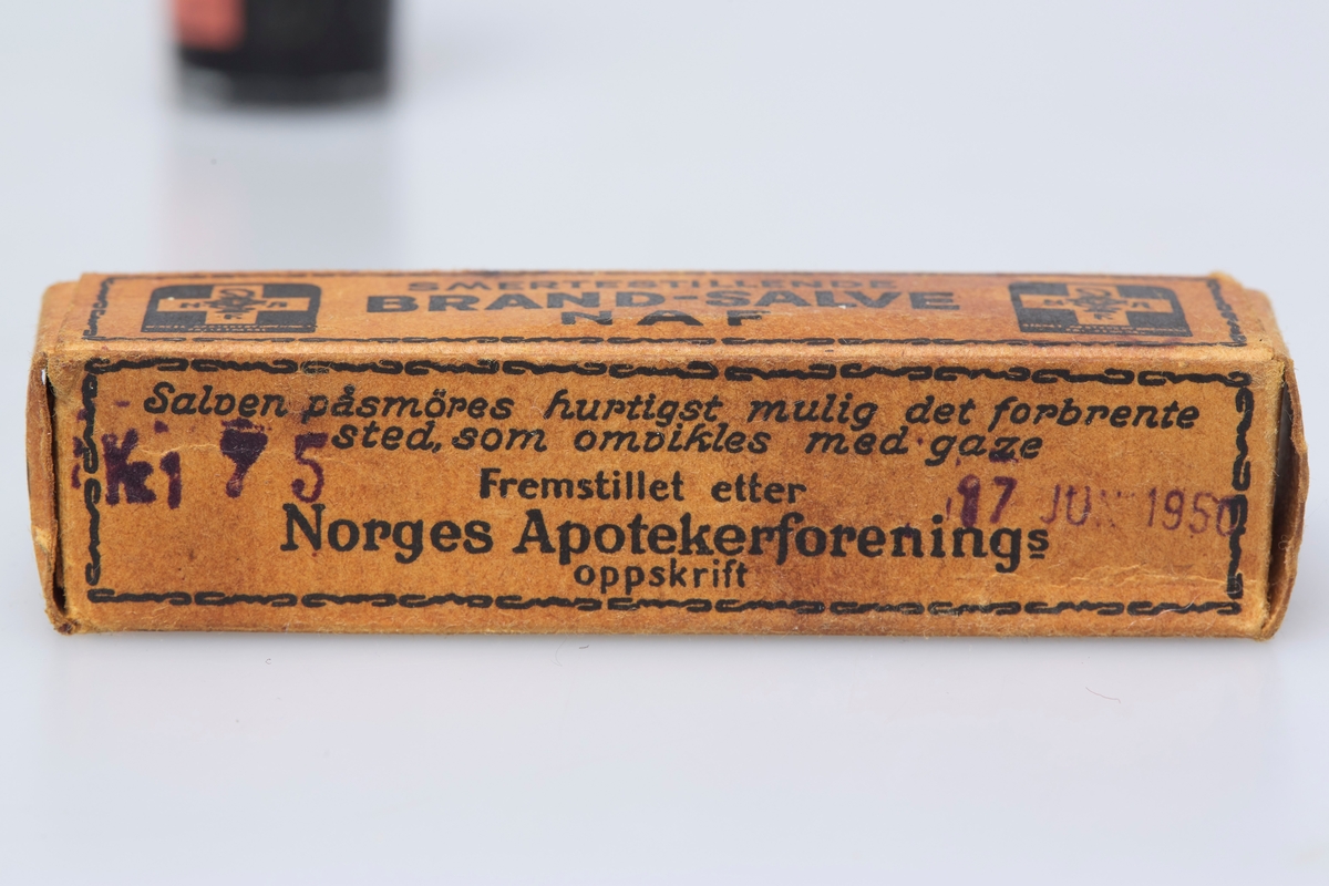 En pakke renset bomull fra Svaneapoteket Gjøvik
Trykt etikett