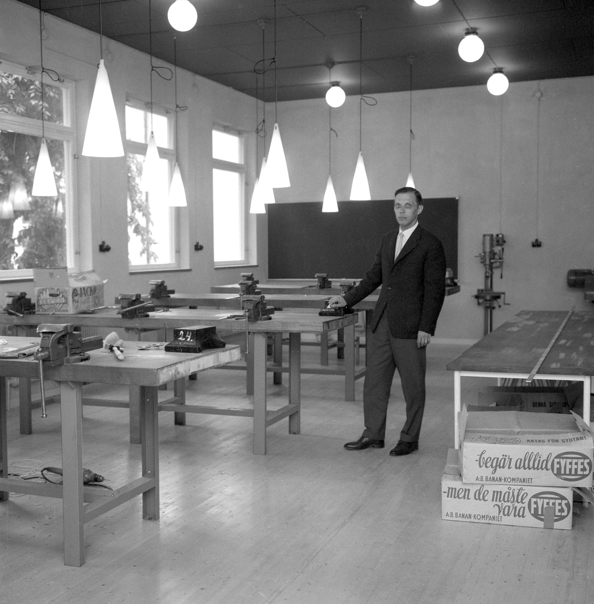 Serie bilder från invigningen av Slöjdlärarseminariet i Linköping. I delvis nybyggda och i övrigt omdisponerade lokaler tog man den 4 augusti 1961 mot den första kullen blivande slöjdlärare.