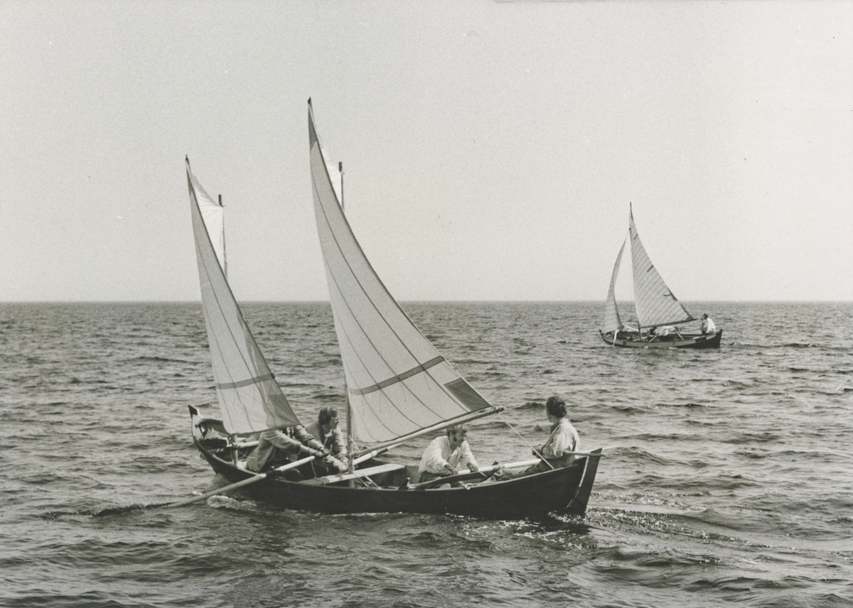 Utställningen "Människor och båtar i Norden". En levande museibåt. Med sprisegel hissande och årorna utlagda deltar Sjöhistoriska museet med egen Singöbåt i postrodden över Ålands hav.