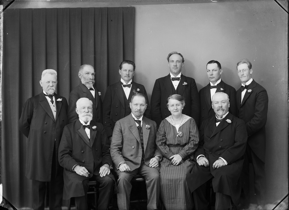 Grupporträtt - nio män och en kvinna, Östhammar, Uppland 1922