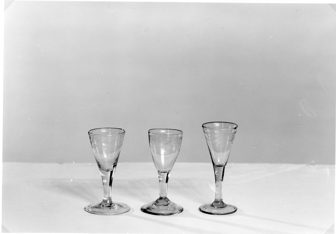 Fotografi av tre glas tillverkade på Gränna glasbruk.