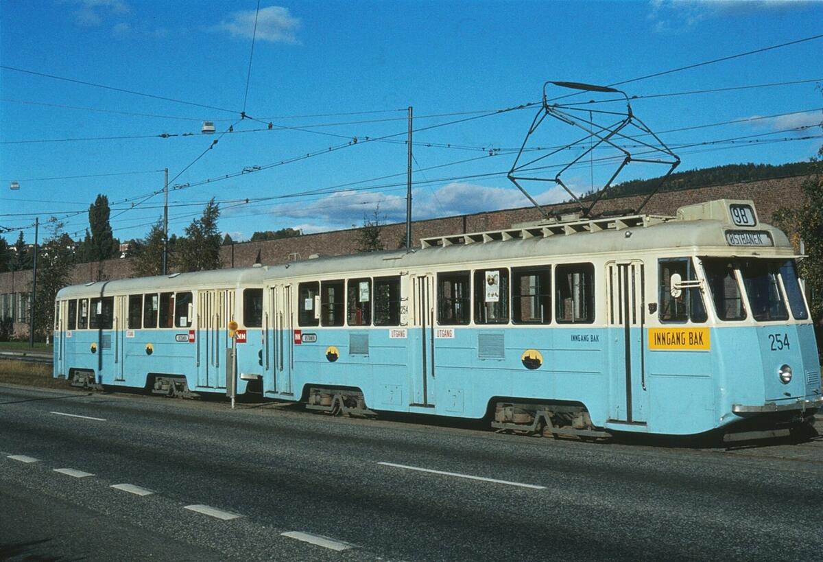 Oslo Sporveier, MBG 254 og TBG 582, fotografert i Storoveien, på Grefsen.