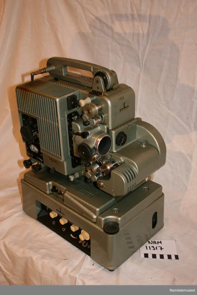 Siemens dobbelbånds filmfremviser av type "Proton SF V 65/2000" for 16 - 24 mm film