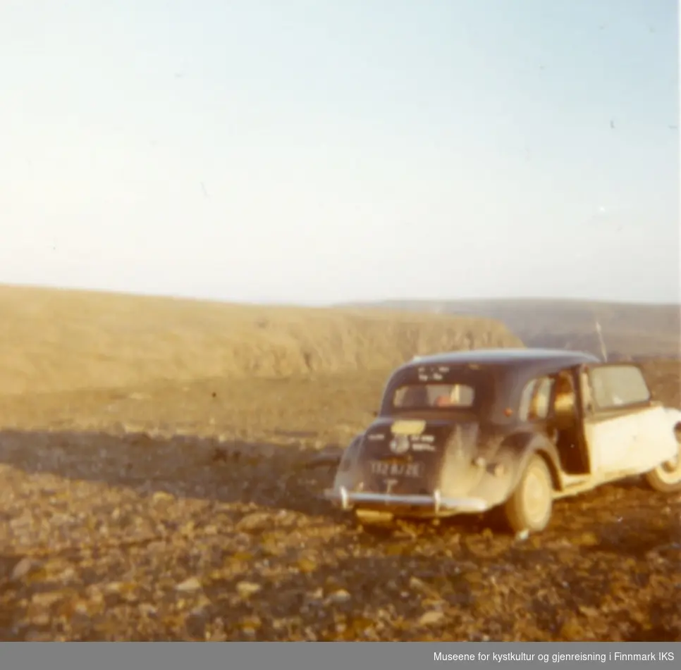 Nordkapp. En bil, med antatt fransk registrering, på platået. Sommeren 1972.