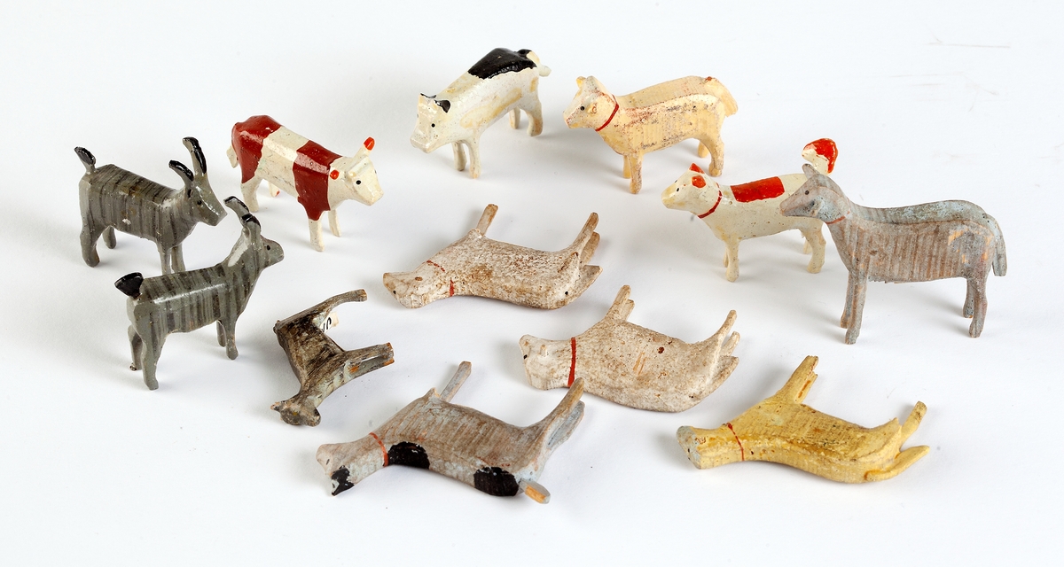 Leksaksdjur av trä. 17 stycken: hundar, getter, katter, får m.m.
