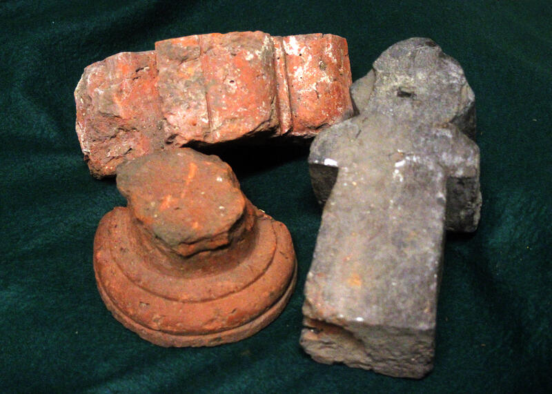 Bilde av tre figurer i tegl
