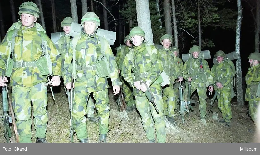 Värnpliktiga soldater från Ing 2 med fältutrustning.