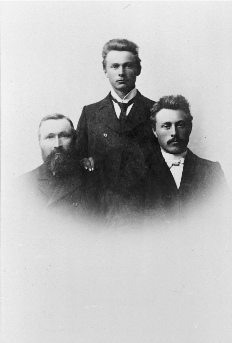 Studioportrett av Hartvig Israelsen fra Elde, Kvæfjord med sønnene Edvard Andreas (bak) og Israel Kristian Eberg.