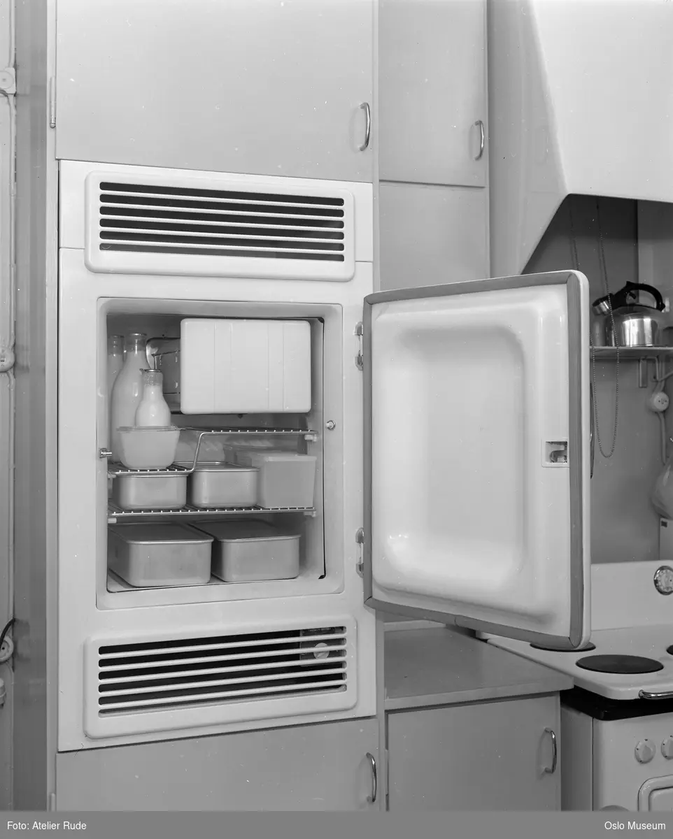 K.P.S. kjøleskap, åpen dør, matvarer, integrert i kjøkkeninnredning
