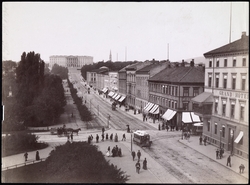 Karl Johans gate fra Stortinget mot Slottet.