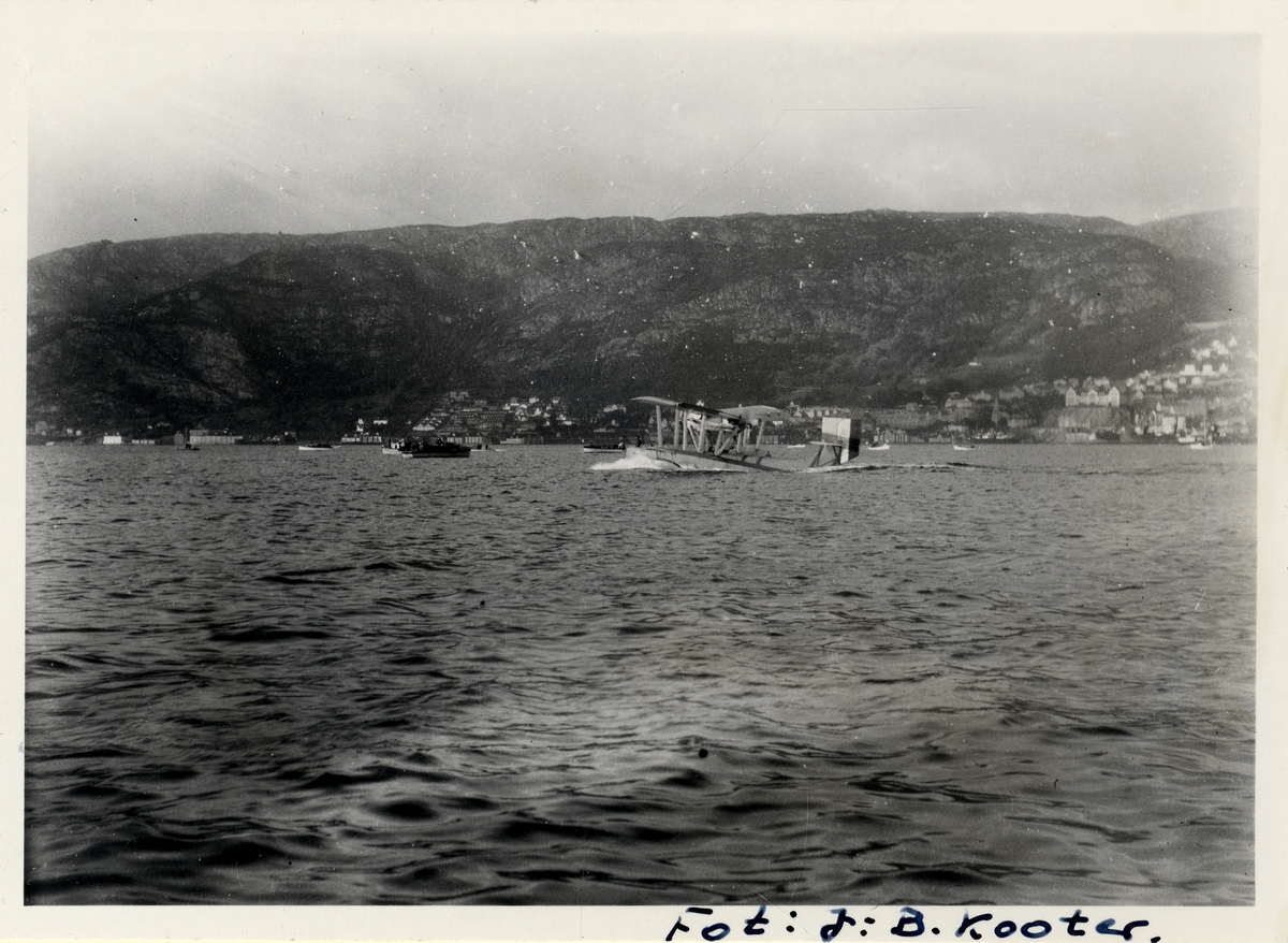 Flybåt i Bergens havn. Roald Amundsen i Bergen i forbindelse med "Latham-47.02" ekspedisjonen.
