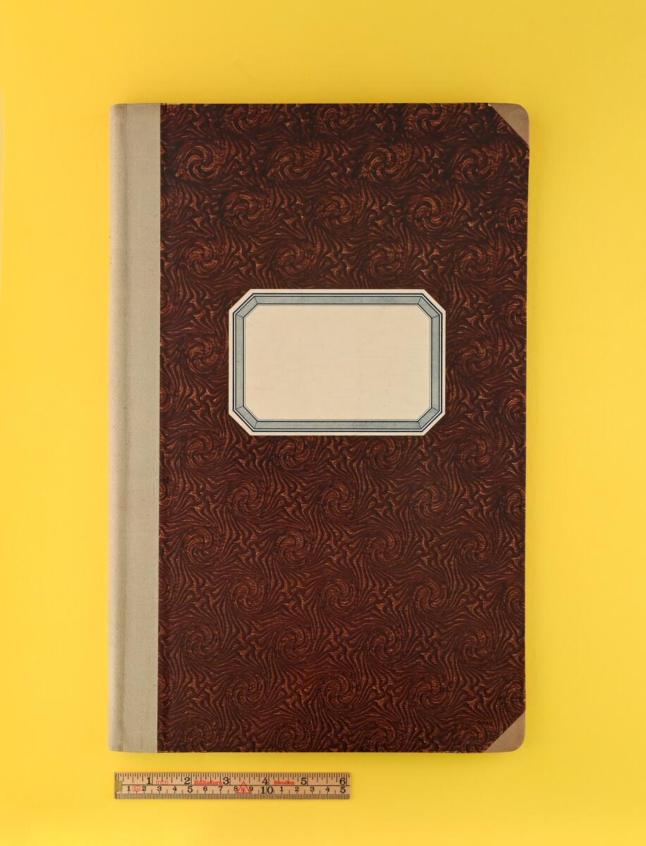 Kassabok med mönstrad rödbrun pärm och gråbeige tygrygg. På framsidan etikett utan påskrift. Sträcker sig från 1923-1930.