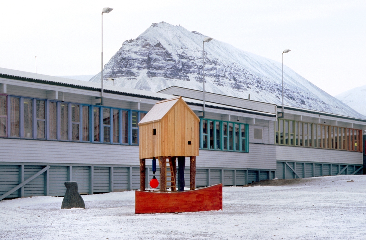 Utsmykkingen kan betraktes som en poetisk metafor på Svalbard-samfunnet, med referanser til tradisjonelle virksomhetsområder i en nordlig sfære. Samtidig oppfordrer den til mange ulike former for lek, og gir barna både gjemmesteder og ly for vinden. Utsmykkingen byr på stor materialrikdom og innbyr også til taktil kontakt. Den byr også på små overraskelser i form av kunstneriske detaljer som kan oppdages og utforskes underveis, slik vi også kjenner det fra Torvunds øvrige produksjon.

Kunstverket er utformet som en båt i forenklet form så barn skal lett kunne gå inn og få le for vinden.