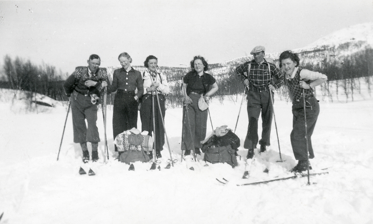 Gruppebilde tatt under en skitur.
