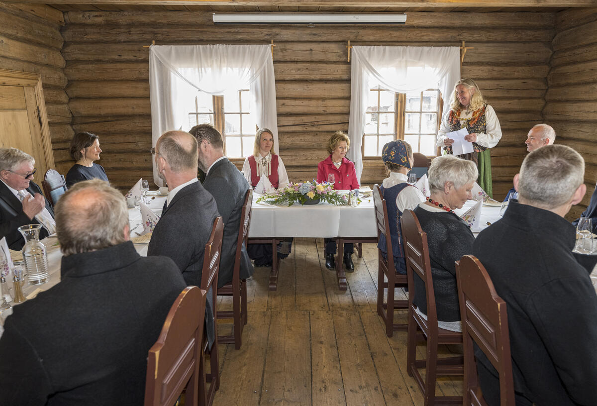 Fra åpningen av Anno bevaringssenter i Elverum, Innlandet 28. april 2022. Lunch for spesielt inviterte gjester i Petershagen kro på Glomdalsmuseet. Elverums ordfører Lillian Skjærvik holder tale til Hennes Majestet Dronning Sonja.