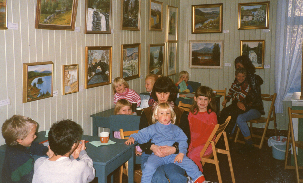 Gullbring barnehage på besøk på museeet i samband med julemessa 1989.