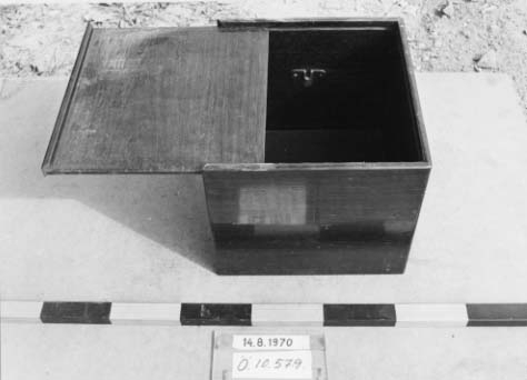 Luftkompass. Skålens diameter 180 mm. Rosen är streckindelad. 
Förvarad i en låda av mörkpolerad ek. Tillhört Gustav V.