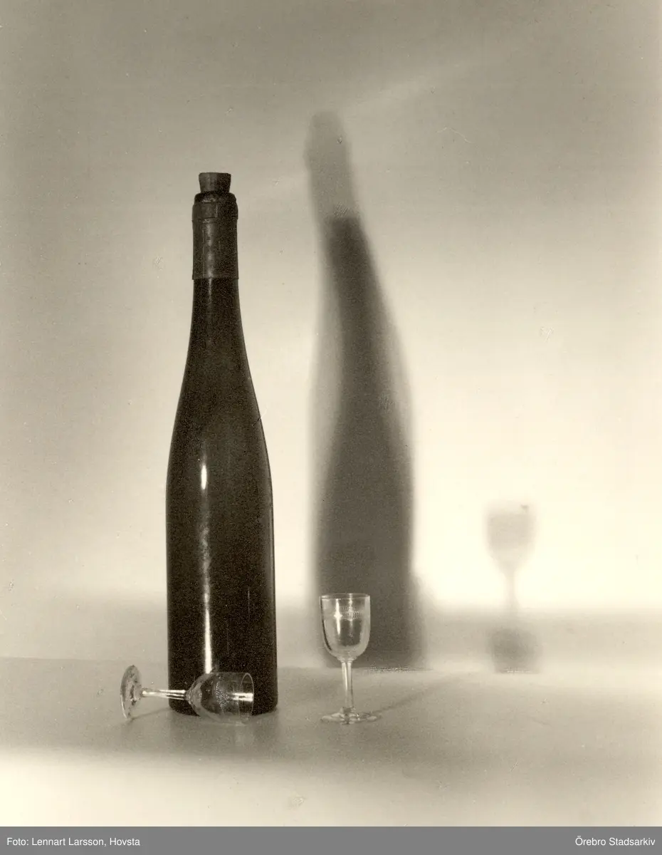 Vinflaska och glas, 1950-tal - Örebro Stadsarkiv / DigitaltMuseum
