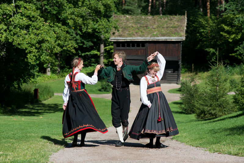 Tre tunverter danser i bunad