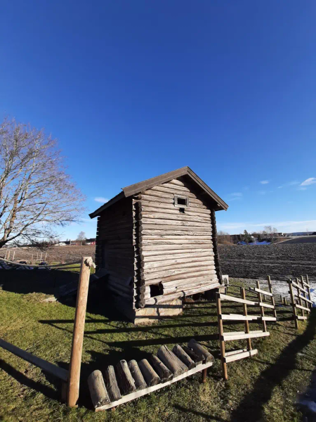 Bildet viser en laftet kvern fra 1800-tallet.