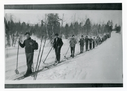 Skolebarn på skitur. Fra venstre: Edv. Hauge, Håkon Figensch