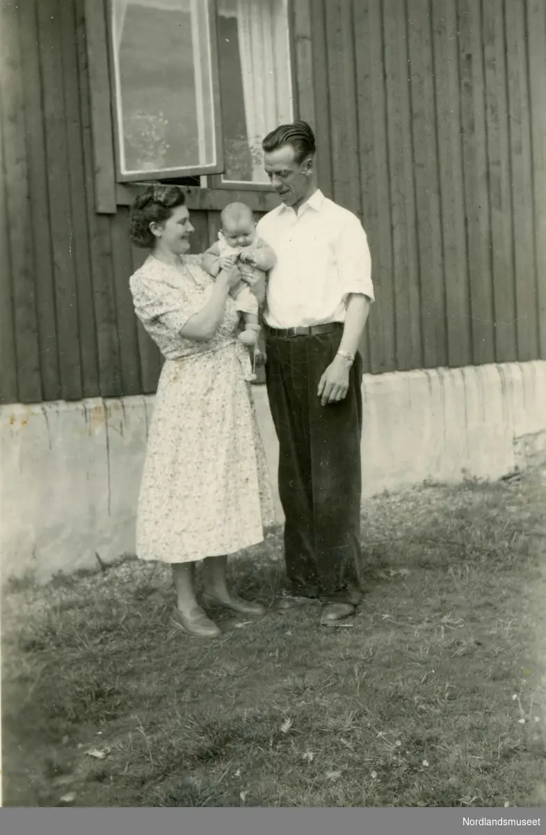 Ekteparet Gunvor (f. 1924) og Martin Hauman (f. 1922) Johansen sammen med sønnen Torbjørn, fotografert utenfor huset sitt på Sund i Leiranger.