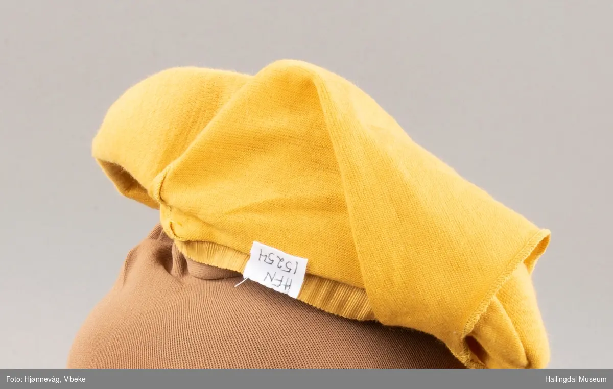 Hatt med fast pull og påfestet "sjal" til å knyte under haken. Ligner på flyvertinnehatt.